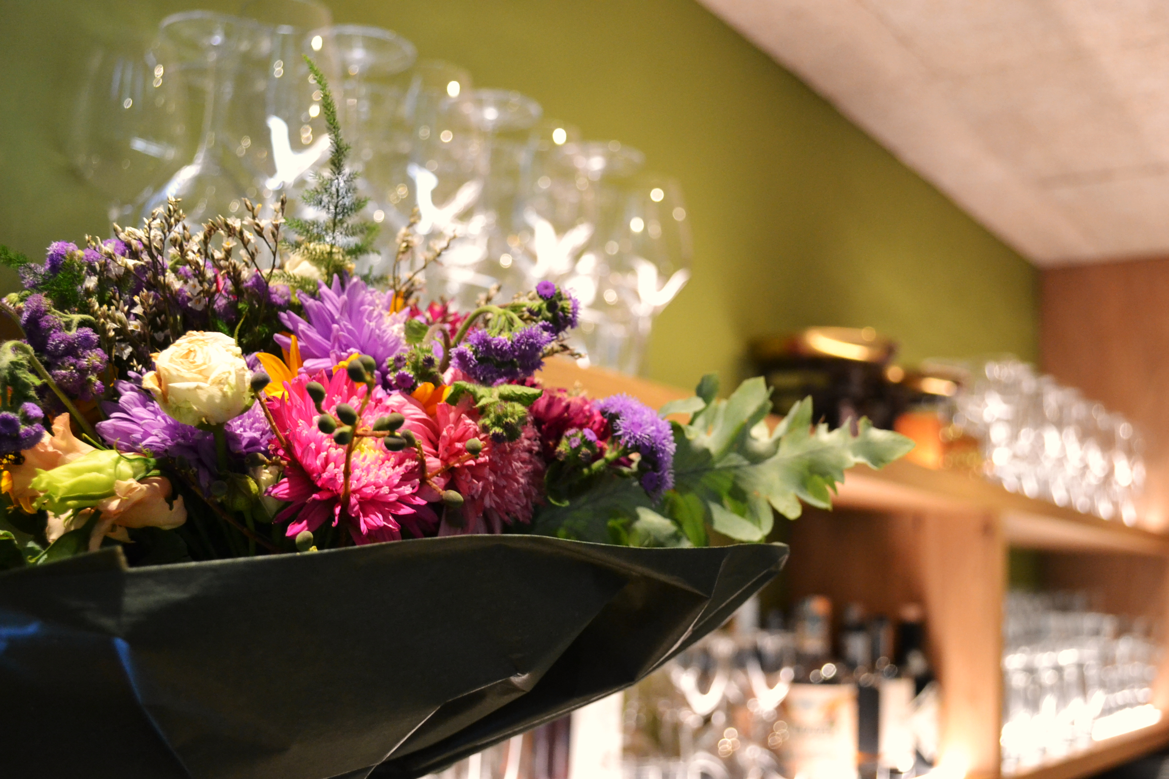 Blumen und Bar
